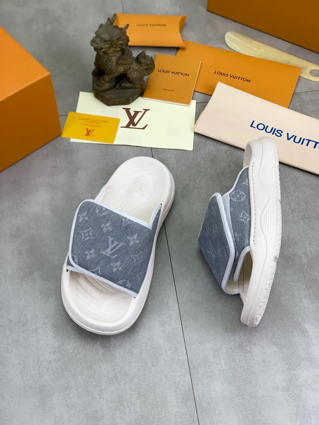 Men's shoes 💰P320💰【New style】🆘 Original quality 【LOUIS VUITTON】The popular Louis Vuitton LV men's slippers on the official website are on sale simultaneously! Original fabric imported from Italy. Original bottom provided by the original factory. Number of yards: 38-44 (customized to 45). Multiple colors to choose from. Fully packaged drawer box.
